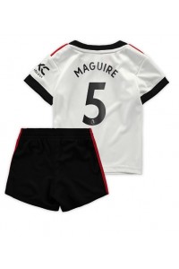 Manchester United Harry Maguire #5 Babyklær Borte Fotballdrakt til barn 2022-23 Korte ermer (+ Korte bukser)